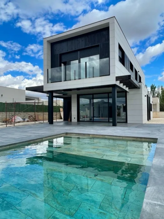 Casa modular moderna junto a piscina