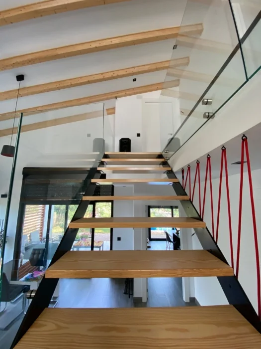 Interior con escalera de madera